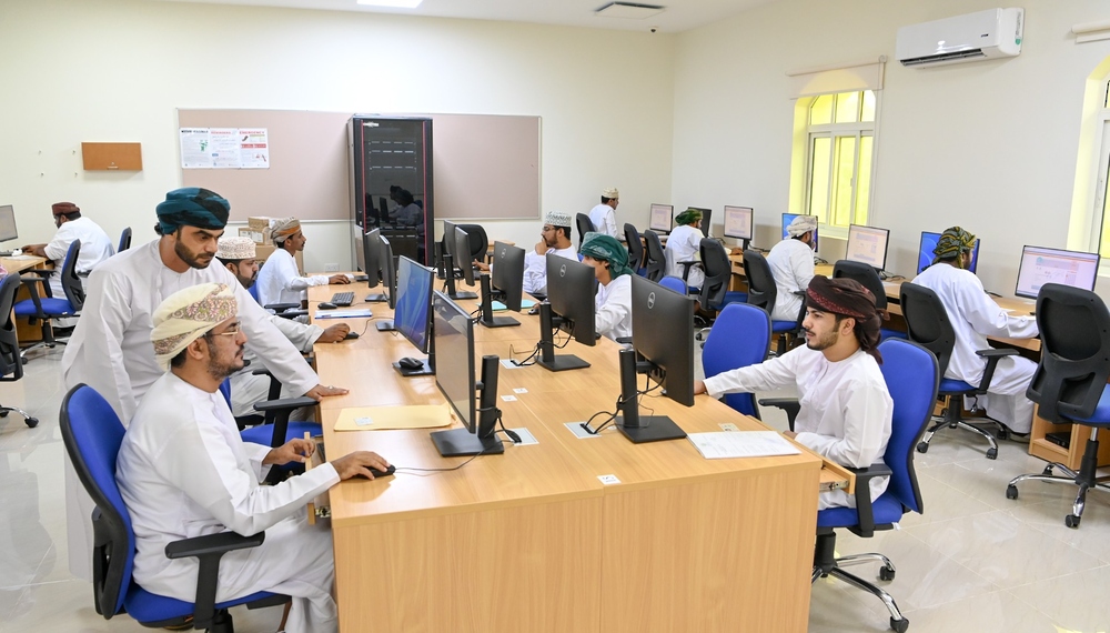 وزارة العمل تجري اختبارات التوظيف بمحافظة ظفار