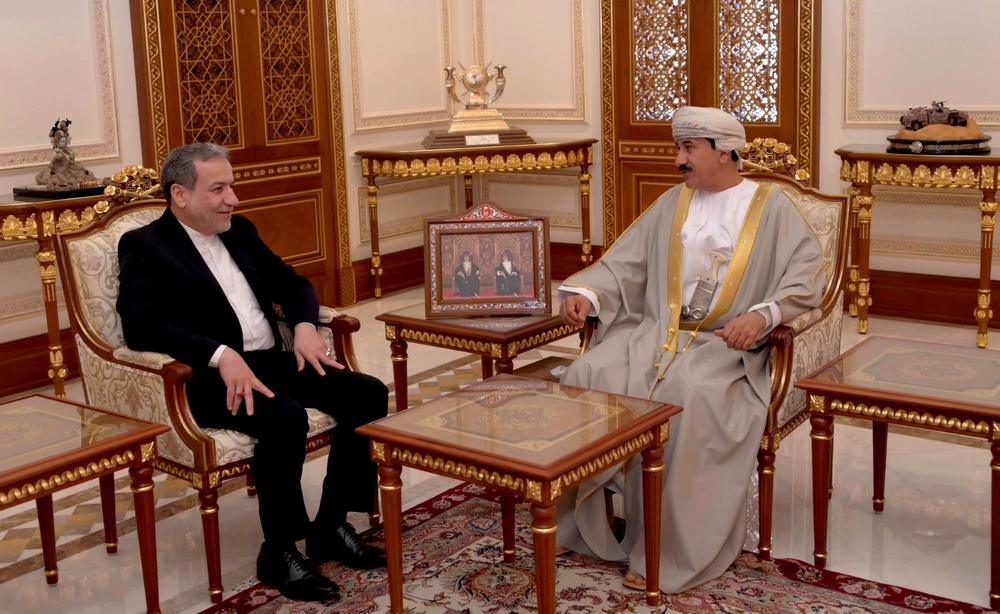 وزير المكتب السلطاني يناقش جهود خفض التصعيد في المنطقة مع وزير الخارجية الإيراني