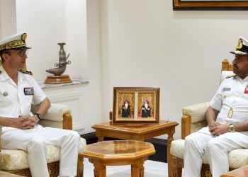 رئيس أركان قوات السلطان يستقبل قائد القوات الفرنسية بالمحيط الهندي