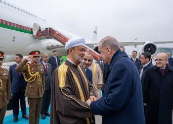 بالصور.. جلالةُ السُّلطان المعظّم يصلُ إلى تركيا