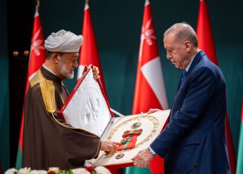 جلالةُ السُّلطان المعظم والرئيس التركي يتبادلان الأوسمة