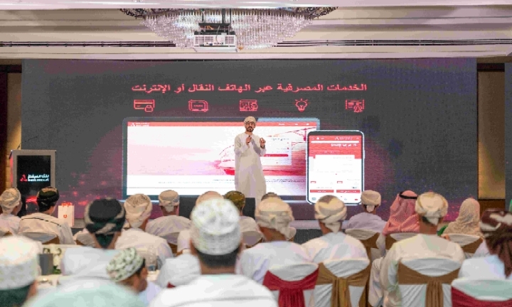 زبائن بنك مسقط في الباطنة يتعرفون على الخدمات المصرفية عبر الانترنت والهاتف النقّال
