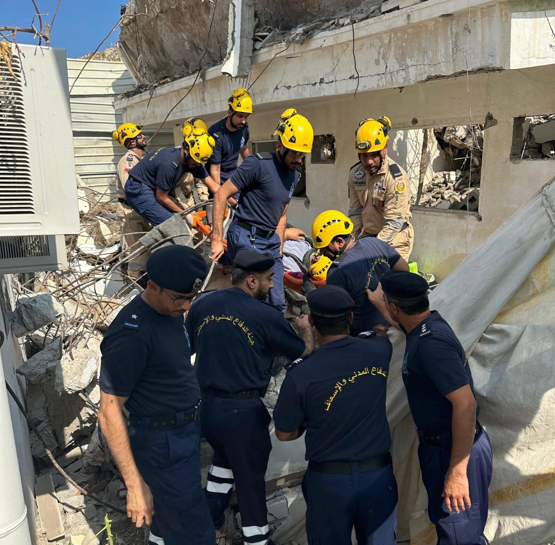 فرق الدفاع المدني تتعامل مع حادث انهيار مبنى على منزل في مسقط