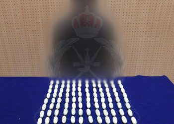 ضبط شخص حاول تهريب 120 كبسولة هيروين عبر مطار مسقط الدولي