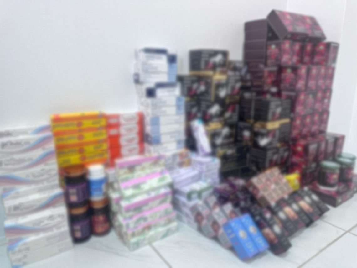 ضبط مؤسسة تجارية في الداخلية تبيع منتجات مخالفة ومحظورة