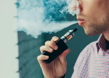 اكتشاف ارتباط مثير للقلق بين التدخين الإلكتروني والخرف