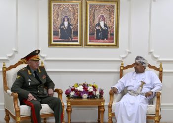 الأمين العام بوزارة الدفاع وقائد الجيش السلطاني يستقبلان مسؤولًا عسكريًّا روسيًّا