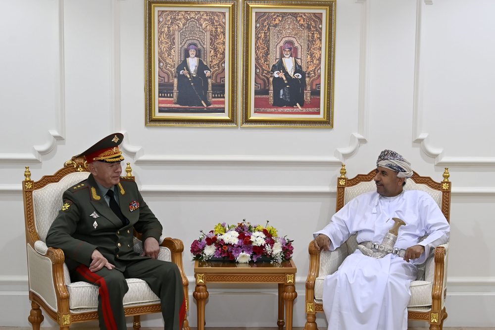 الأمين العام بوزارة الدفاع وقائد الجيش السلطاني يستقبلان مسؤولًا عسكريًّا روسيًّا
