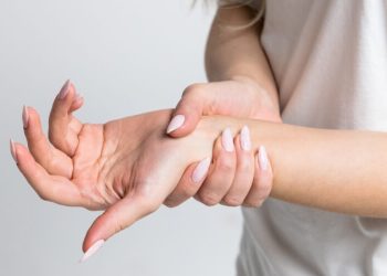 طبيب: رعشة اليدين قد تكون علامة لهذه الأمراض
