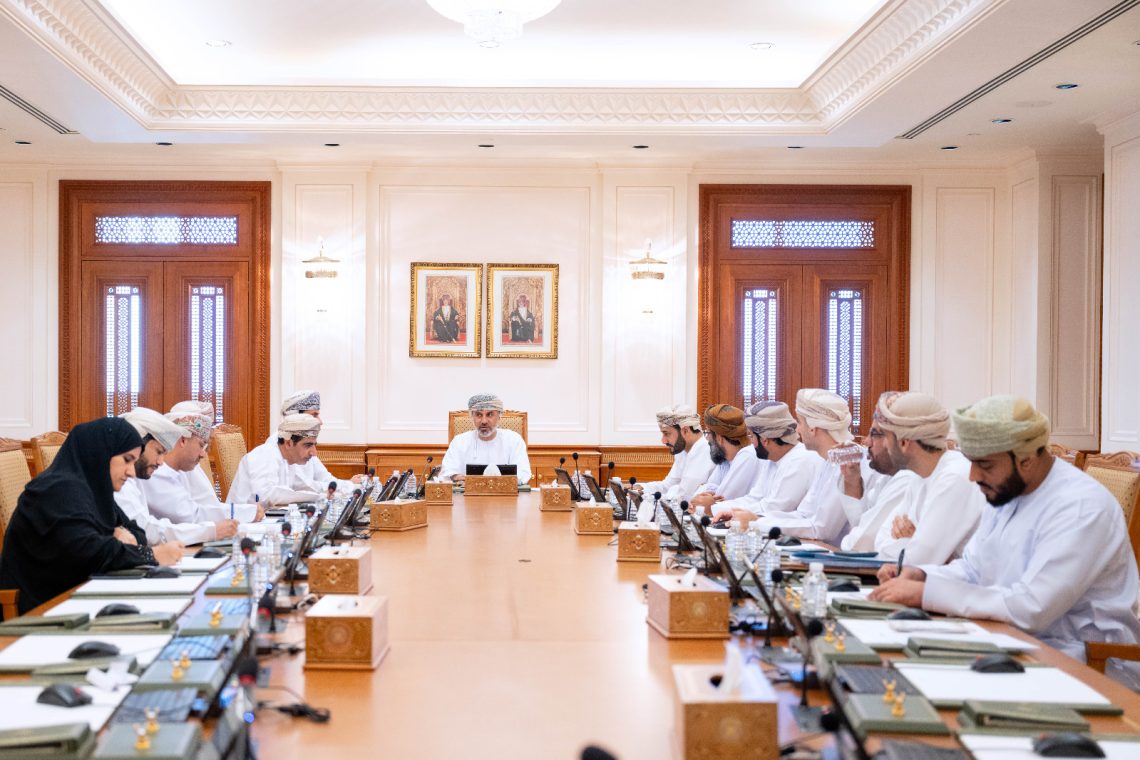 “مكتب الشورى” يستعرض رد وزيرة “التربية” حول تعيين المعلمين غير العمانيين.. وهذه التفاصيل