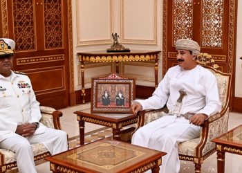 وزير المكتب السلطاني يستقبل مسؤولًا عسكريًّا باكستانيًّا