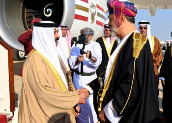 جلالة السلطان في مقدمة مستقبلي ملك البحرين