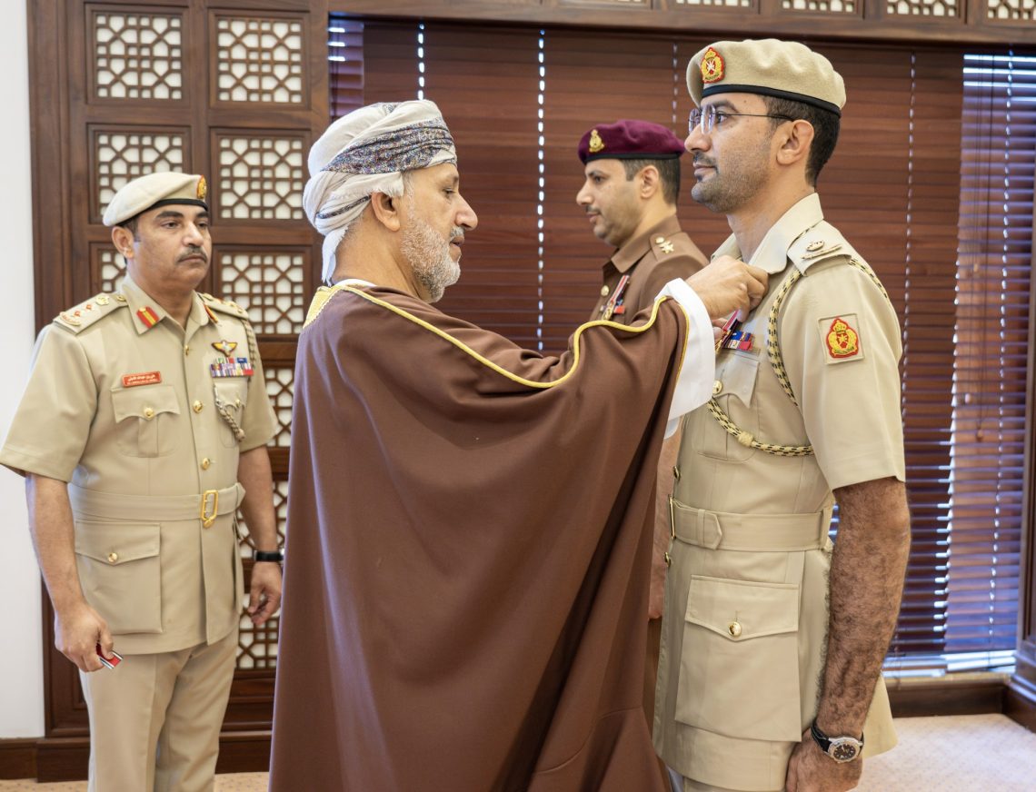 بالصور.. جلالة السلطان يُنعم بميداليتي الخدمة الممتازة والثناء السلطاني على عدد من ضباط شؤون البلاط السلطاني