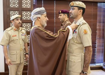 بالصور.. جلالة السلطان يُنعم بميداليتي الخدمة الممتازة والثناء السلطاني على عدد من ضباط شؤون البلاط السلطاني
