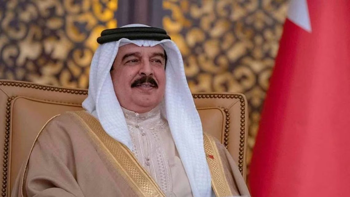 جلالة السلطان في مقدمة مستقبلي ملك البحرين