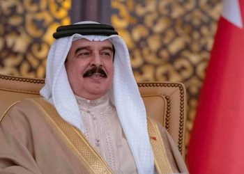 جلالة السلطان في مقدمة مستقبلي ملك البحرين