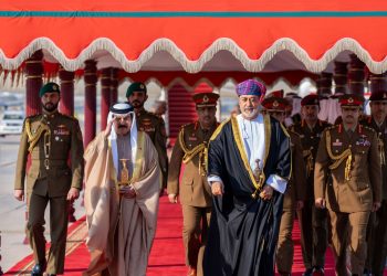 جلالة السلطان في مقدمة مودّعي ملك البحرين