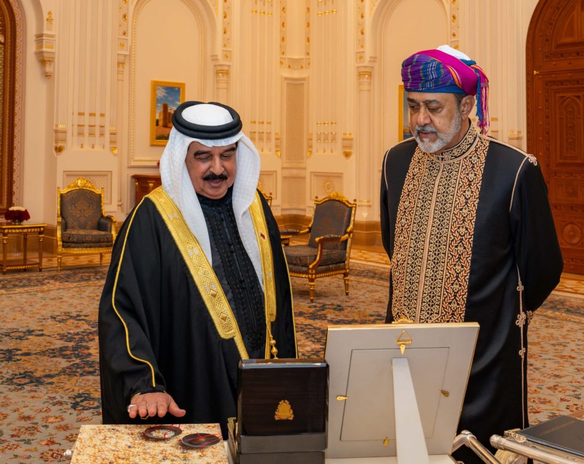 جلالة السلطان يعقد لقاءً أخويًّا مع ملك البحرين بقصر البركة