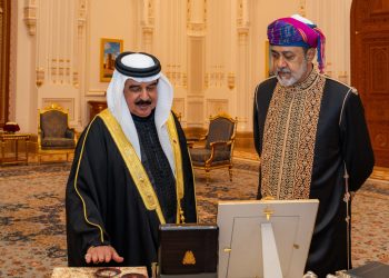 جلالة السلطان يعقد لقاءً أخويًّا مع ملك البحرين بقصر البركة
