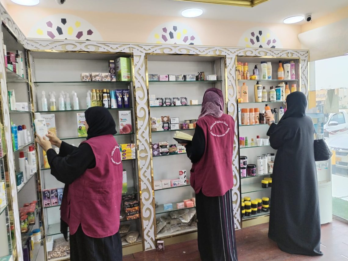 ضبط 1104 سلع مخالفة بمحلات تداول الأعشاب والتجميل في شمال الباطنة