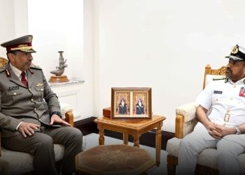 رئيسُ أركان قوات السُّلطان المسلّحة يستقبل مسؤولًا قطريًّا