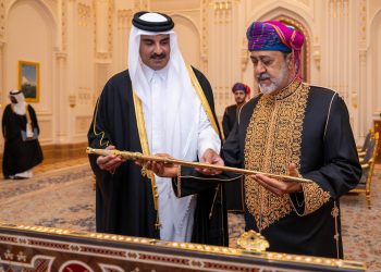 بالصور.. جلالة السلطان يتبادل الهدايا التذكارية مع أمير قطر