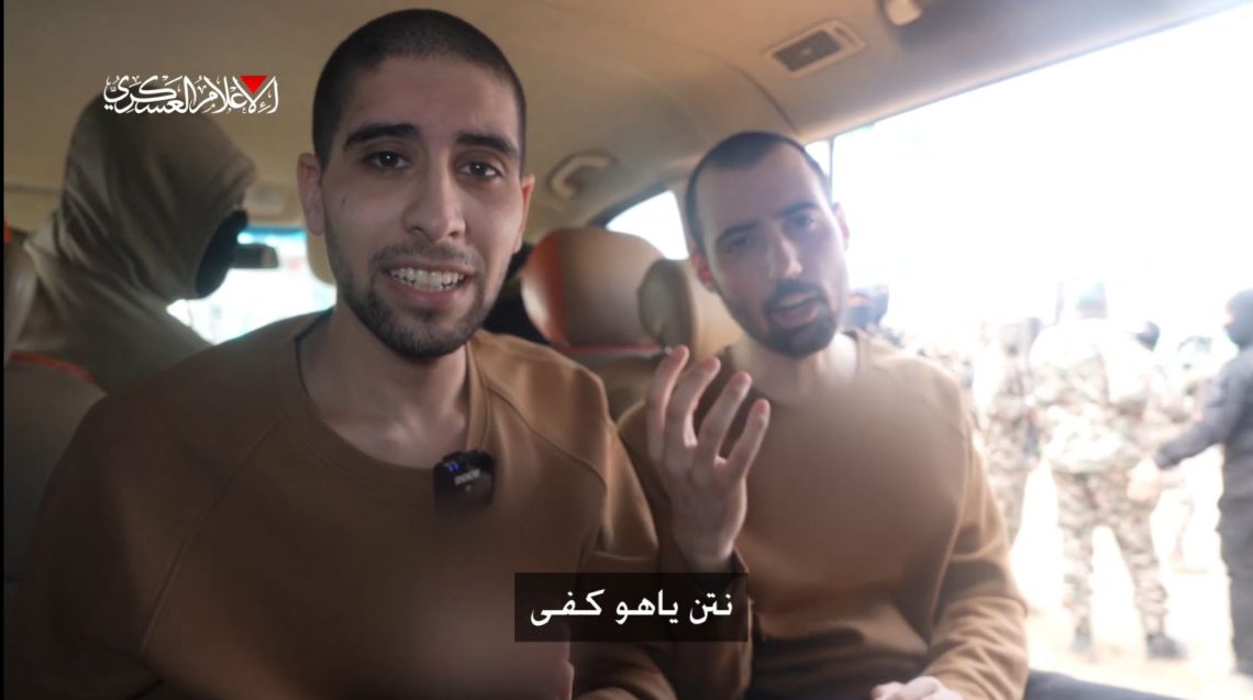 المقاومة تصدم الاحتلال.. أسيران إسرائيليان يحضران مراسم الإفراج عن زملائهم