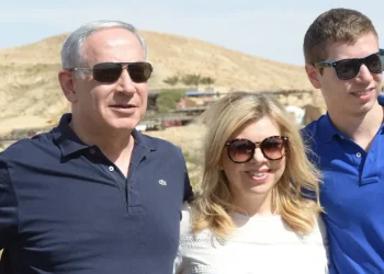 يائير نتنياهو يلجأ للقضاء ردا على اتهامه بضرب والده