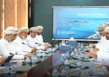 مكتب محافظ جنوب الشرقية يستعرض مستجدات المشروعات التنموية