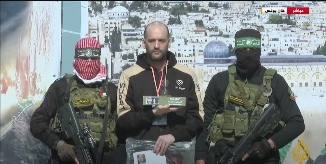 بالفيديو.. المقاومة الفلسطينية تطلق سراح 3 أسرى إسرائيليين