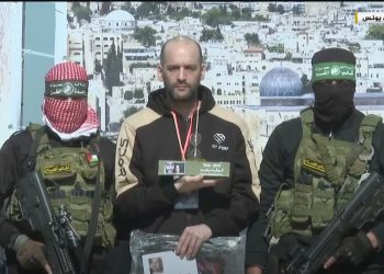 بالفيديو.. المقاومة الفلسطينية تطلق سراح 3 أسرى إسرائيليين
