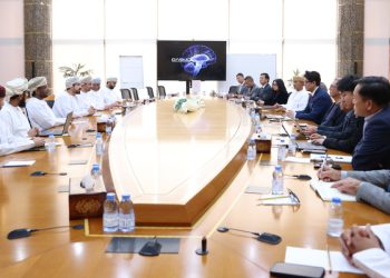 سلطنة عُمان تستقطب استثمارات عالمية في أشباه الموصلات والسيارات الكهربائية