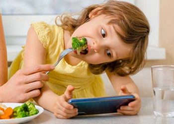 احذر.. هذه مخاطر تناول الأطفال للطعام خلال استخدام الهاتف