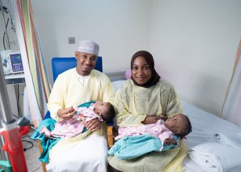 إنجاز طبي وطني غير مسبوق.. نجاح أول عملية فصل لتوأم سيامي في سلطنة عمان