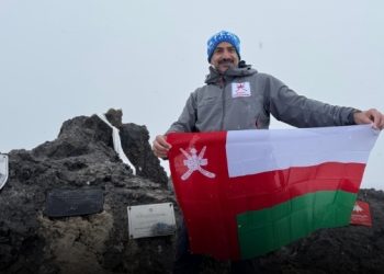 مغامر عُماني يتمكن من الوصول لأعلى قمة جبل كارستينز بإندونيسيا