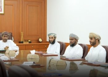 محافظ جنوب الباطنة يناقش مع شركات الطاقة وتحلية المياه تطوير الخدمات