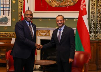 وزير الخارجية ونظيره البريطاني يتبادلان وجهات النظر حول القضايا الإقليمية والدولية
