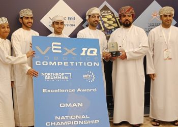 تعليمية جنوب الباطنة تحقق المركز الأول في المسابقة الوطنية لروبوتات VEX