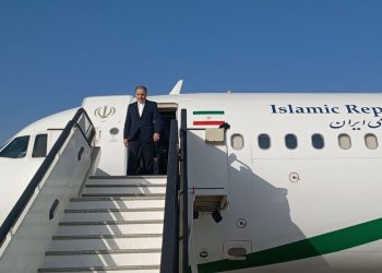 وزير الخارجية الإيراني يصل سلطنة عمان لبدء المفاوضات بين طهران وواشنطن