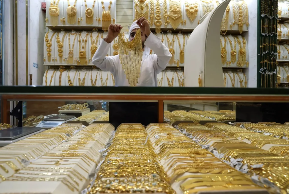 الذهب يخترق مستوى تاريخيا جديدا وسط مخاوف النمو الاقتصادي العالمي
