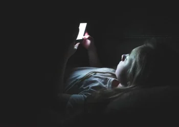 مع تزايد تعرضنا للشاشات… كيف نحمي عيوننا من الإجهاد الرقمي؟