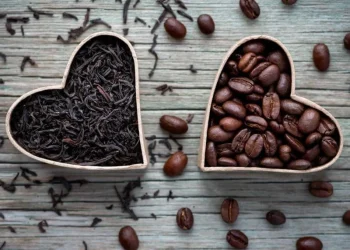 الشاي أم القهوة.. أيهما المشروب الأفضل لتعزيز طاقتك الصباحية؟