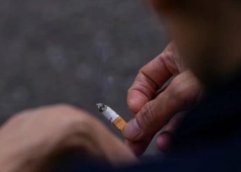 بين التدخين وشرب الكحول… علماء يكشفون العمر الذي تبدأ فيه عاداتك السيئة بتدمير جسمك