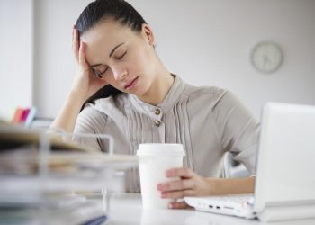 عادات يومية يمارسها الكثيرون تضر بالجسم.. هل تفعل شيئا منها؟