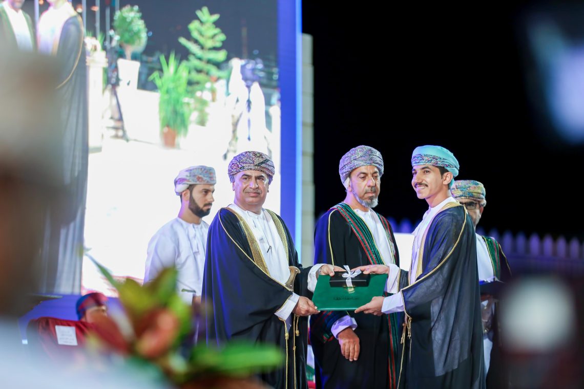 رئيس جهاز الرقابة المالية والإدارية للدولة يرعى حفل جامعة نزوى بتخريج 1246 طالبا وطالبة