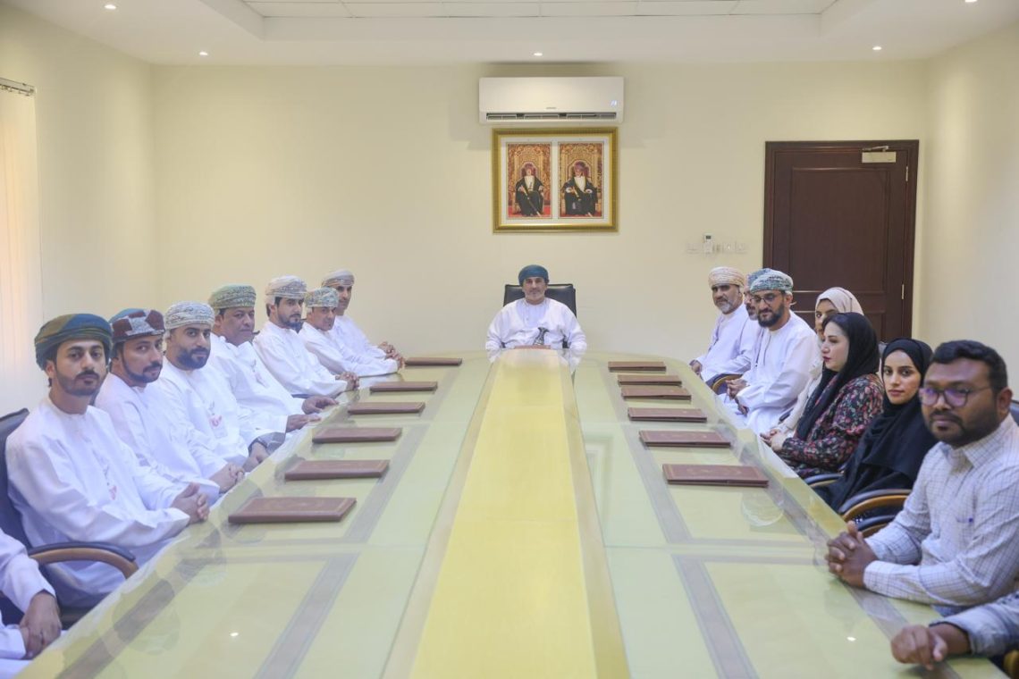 “نماء لتوزيع الكهرباء” تعقد لقاءً تعريفيًا في بركاء حول مشروع الطاقة الشمسية للقرى الصحية