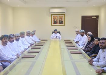 “نماء لتوزيع الكهرباء” تعقد لقاءً تعريفيًا في بركاء حول مشروع الطاقة الشمسية للقرى الصحية