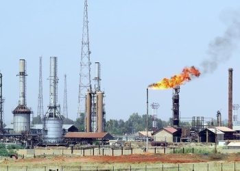 النفط يسجل أول ارتفاع أسبوعي في 3 أسابيع