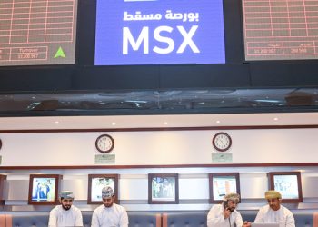 المستثمرون ببورصة مسقط يسعَوْن لاقتناص الفرص بعد تراجع أسعار الأسهم