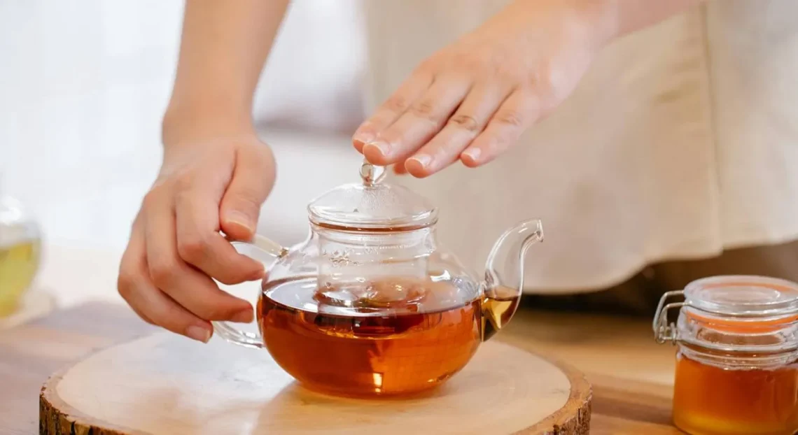 هل تعلم أن الشاي والتوت يعززان الشيخوخة الصحية؟